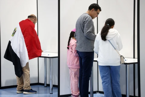 Công dân Ai Cập sống ở Kuwait bỏ phiếu bầu Tổng thống tại điểm bầu cử ở Kuwait City, ngày 1/12/2023. (Ảnh: AFP/TTXVN)