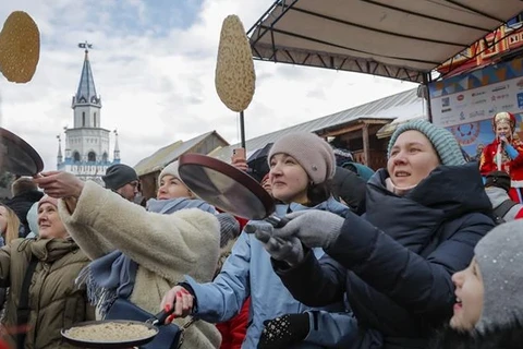 Người dân tham gia một lễ hội ở Moskva, Nga, ngày 26/2/2023. (Ảnh: THX/ TTXVN) 
