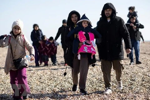 Người di cư tìm cách vượt qua eo biển Manche vào Anh, ngày 15/3/2022. (Ảnh: AFP/TTXVN) 