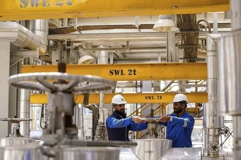 Công nhân làm việc tại một nhà máy lọc dầu ở Karbala, Iraq. (Ảnh: AFP/TTXVN)