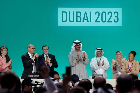 Chủ tịch Hội nghị lần thứ 28 các bên tham gia Công ước khung của Liên hợp quốc (LHQ) về biến đổi khí hậu Sultan Ahmed Al Jaber (giữa) và các đại biểu tại phiên họp toàn thể của COP28 ở Dubai, UAE ngày 13/12/2023. (Ảnh: AFP/TTXVN)