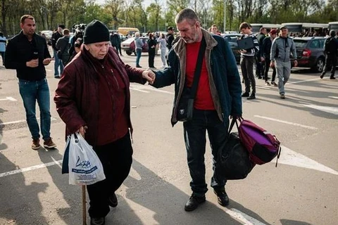 Người dân Ukraine sơ tán từ thành phố Mariupol tới thành phố Zaporizhzhia ngày 3/5/2022. (Ảnh: AFP/TTXVN)
