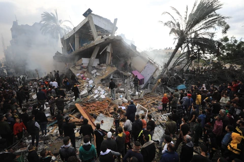 Một tòa nhà bị phá hủy sau cuộc không kích của Israel tại Dải Gaza ngày 14/12/2023. (Ảnh: THX/TTXVN)