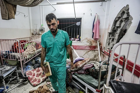 Cảnh đổ nát sau vụ không kích của Israel xuống bệnh viện Nasser ở Khan Yunis, phía Nam Dải Gaza, ngày 17/12/2023. (Ảnh: AFP/TTXVN)