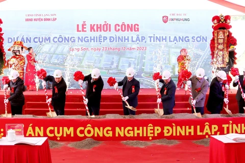 Các đại biểu thực hiện nghi lễ khởi công dự án Cụm công nghiệp Đình Lập. (Ảnh: Quang Duy/TTXVN)