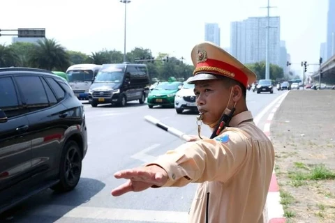 Cảnh sát Giao thông phân luồng đảm bảo An toàn giao thông. (Ảnh: Phạm Kiên/TTXVN) 
