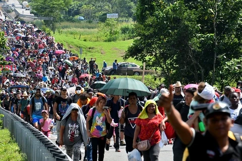 Người di cư di chuyển tại Huixtla, bang Chiapas, Mexico trong hành trình tới Mỹ ngày 27/10/2021. (Ảnh: AFP/TTXVN) 