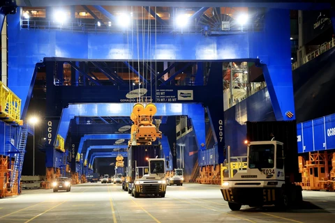 Vận chuyển container hàng xuất nhập khẩu tại Cảng quốc tế Gemalink, thị xã Phú Mỹ, tỉnh Bà Rịa-Vũng Tàu. (Ảnh: Hồng Đạt /TTXVN)