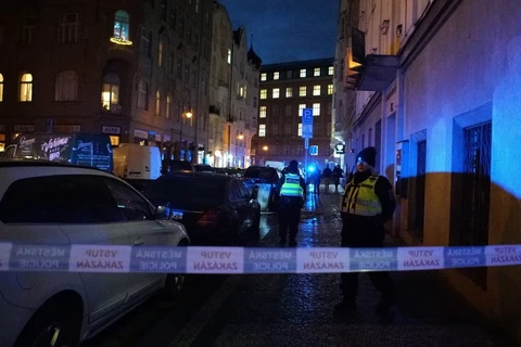 Cảnh sát phong tỏa gần hiện trường vụ nổ súng tại trường Đại học Charles ở Thủ đô Prague, Cộng hòa Séc, ngày 21/12/2023. (Ảnh: THX/TTXVN) 