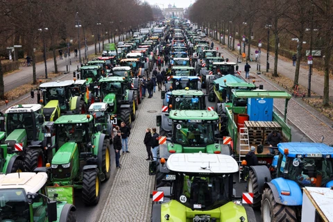 Hàng chục máy kéo đến Berlin trước cuộc biểu tình của nông dân. (Ảnh: Reuters) 