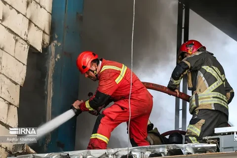 Lính cứu hỏa tại hiện trường vụ cháy nổ.(Nguồn: IRNA)