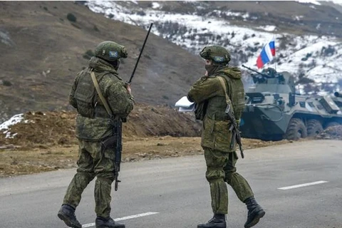 Binh sỹ giữ gìn hòa bình Nga gác tại một trạm kiểm soát trên tuyến đường ở thị trấn Stepanakert, sau khi giao tranh bùng phát giữa Azerbaijan và Armenia liên quan khu vực tranh chấp Nagorny-Karabakh, ngày 26/11/2020. (Ảnh: AFP/TTXVN) 