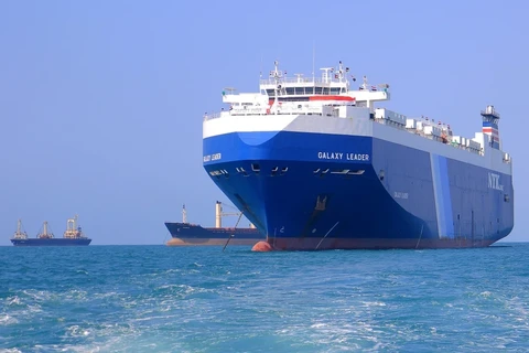 Tàu chở hàng Galaxy Leader (phải), bị lực lượng Houthi bắt giữ hai ngày trước, về tới cảng tỉnh Hodeida, ngoài khơi Biển Đỏ. (Ảnh: AFP/TTXVN) 