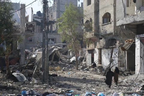 Những tòa nhà bị phá hủy sau cuộc không kích của Israel xuống Dải Gaza, ngày 10/1/2024. (Ảnh: THX/TTXVN)
