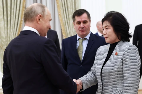  Tổng thống Nga Vladimir Putin và Bộ trưởng Ngoại giao Triều Tiên Choe Son Hui tối 16/1.(Nguồn: Reuters)