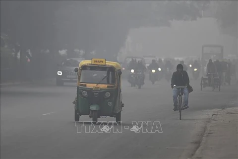 Khói mù ô nhiễm bao phủ bầu trời tại New Delhi, Ấn Độ. (Ảnh: AFP/TTXVN)
