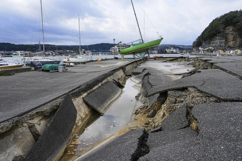 Mặt đường nứt vỡ sau động đất tại tỉnh Ishikawa, Nhật Bản, ngày 5/1/2024. (Ảnh: Kyodo/TTXVN)