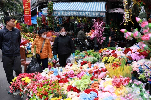 Một quầy bán hoa giả trên phố Hàng Lược. (Ảnh: Trần Việt/TTXVN)