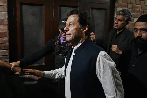 Cựu Thủ tướng Pakistan Imran Khan (phía trước) rời khỏi toà án ở Lahore, ngày 17/3/2023. (Ảnh: AFP/TTXVN) 