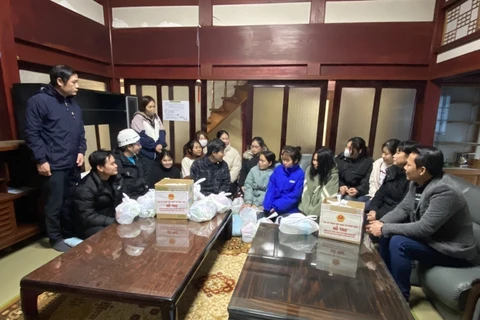 Đoàn công tác thăm hỏi tình hình của các thực tập sinh Việt Nam tại tỉnh Ishikawa. (Ảnh: Xuân Giao/TTXVN)