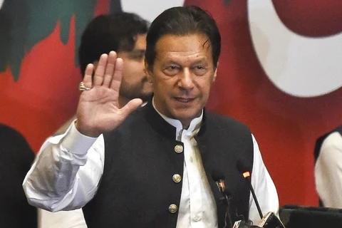 Cựu Thủ tướng Imran Khan phát biểu tại Lahore, Pakistan. (Ảnh: AFP/TTXVN) 