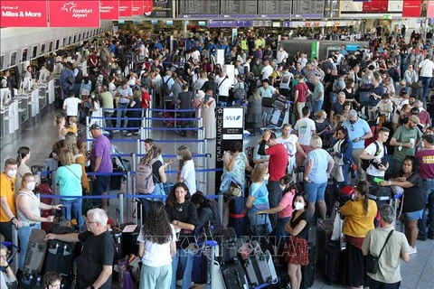 Hành khách mắc kẹt tại sân bay Frankfurt, Đức ngày 27/7/2022. (Ảnh tư liệu: AFP/TTXVN)