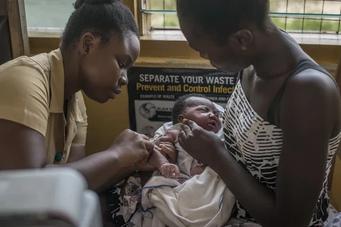 Nhân viên y tế tiêm vaccine ngừa sốt rét cho trẻ em tại Cape Coast, Ghana ngày 30/4/2019. (Ảnh: AFP/TTXVN) 