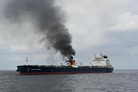 Khói bốc lên từ tàu chở dầu MV Merlin Luanda của Anh bị lực lượng Houthi tấn công khi di chuyển qua Vịnh Aden trên biển Arab, ngày 27/1/2024. (Ảnh: AFP/TTXVN)