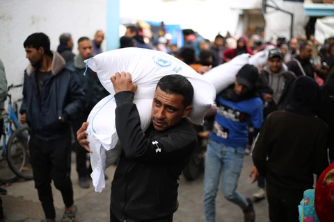 Ngày 29/1/2024, Tổng thư ký LHQ Antonio Guterres đã hối thúc các nước vừa ngừng tài trợ cho Cơ quan hỗ trợ người tị nạn Palestine của LHQ (UNRWA) xem lại quyết định này. Ông Guterres nhấn mạnh tầm quan trọng của nguồn tài chính để tiếp tục duy trì các hoạt động nhân đạo thiết yếu của UNRWA. (Ảnh: Người dân nhận lương thực cứu trợ của UNRWA tại Rafah, Dải Gaza, ngày 28/1/2024. THX/TTXVN)