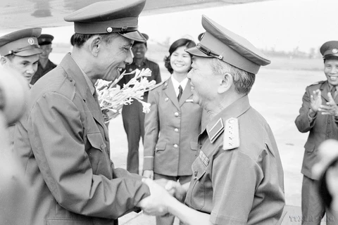 Đại tướng Võ Nguyên Giáp, Bộ trưởng Bộ Quốc phòng đón Phó Thủ tướng, Bộ trưởng Bộ Quốc phòng Lào Khamtay Siphandone thăm Việt Nam (1977). (Ảnh: TTXVN)