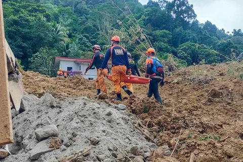 Lực lượng cứu hộ làm nhiệm vụ tại hiện trường vụ lở đất ở tỉnh Davao de Oro, Philippines, ngày 7/2/2024. (Ảnh: THX/TTXVN)