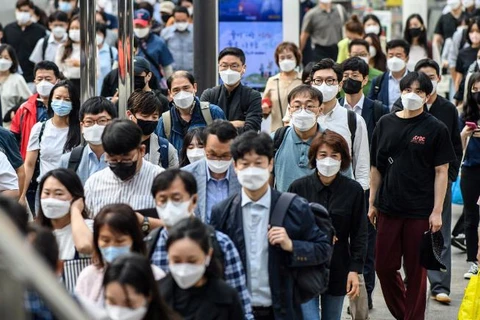 Người dân tham gia giao thông gần một trạm tàu điện ngầm ở Seoul. (Ảnh: CNN) 