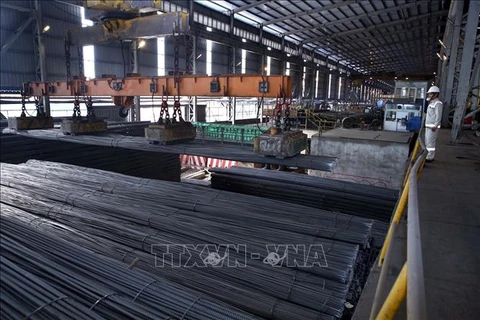 Bốc xếp sản phẩm thép xây dựng tại Công ty CP Thép Hòa Phát Hải Dương cung ứng ra thị trường. (Ảnh: Danh Lam/TTXVN)