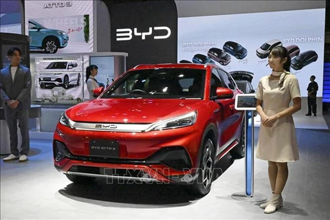 Xe ôtô điện BYD Co.'s Atto 3 trưng bày tại Triển lãm Japan Mobility Show 2023. (Ảnh: Kyodo/TTXVN)