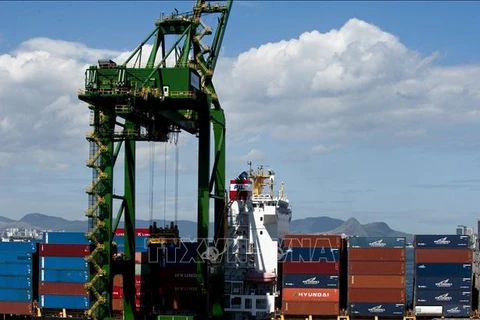 Container hàng hóa được bốc dỡ tại cảng ở Rio de Janiero, Brazil. (Ảnh tư liệu: AFP/TTXVN) 