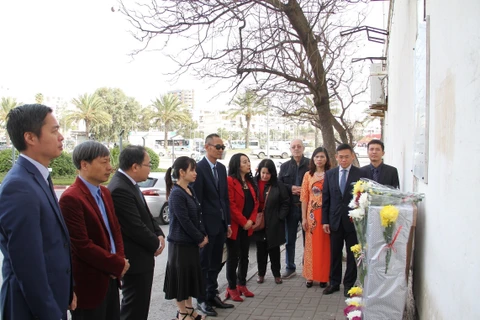 Lễ đặt hoa tưởng niệm 50 năm các nhà báo Algeria hy sinh ở Việt Nam trên đường Nhà báo Việt Nam, phường Bir Mourad Raïs, thủ đô Algiers. (Ảnh: TTXVN phát)