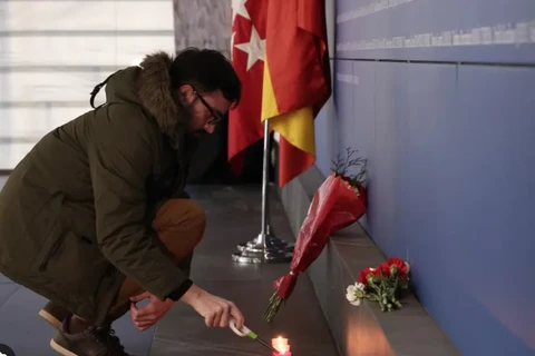 Người dân dâng hoa và thắp nến tưởng niệm các nạn nhân của vụ tấn công khủng bố .(Nguồn: The Local Spain)