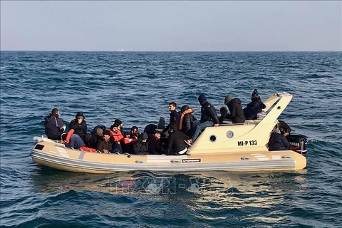 Lực lượng cứu hộ Anh giải cứu người di cư vượt biển. (Ảnh: AFP/TTXVN)