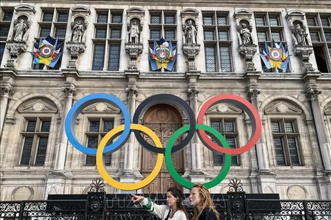 Biểu tượng Olympic tại Paris, Pháp. (Ảnh: AFP/TTXVN)