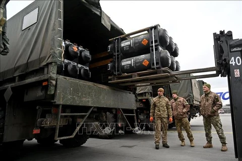 Binh sỹ Ukraine vận chuyển tên lửa chống tăng Javelin do Mỹ hỗ trợ tại sân bay Boryspil ở Kiev. (Ảnh: AFP/TTXVN) 