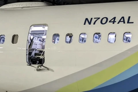  Phần cửa thoát hiểm ở thân máy bay Boeing 737 Max 9 bị bung trong sự cố ngày 5/1. (Ảnh: Reuters)
