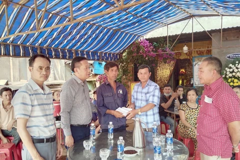 Lãnh đạo UBND huyện Đắk Song thăm hỏi, động viên gia đình nạn nhân bị đuối nước. (Ảnh: TTXVN phát)