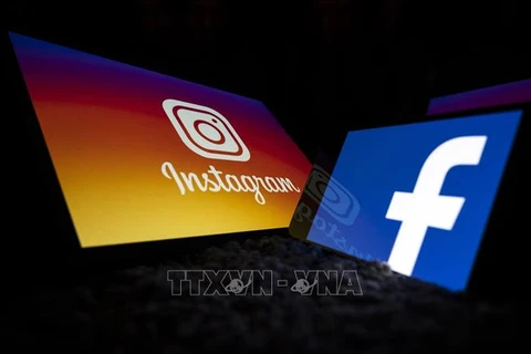 Biểu tượng của trang mạng xã hội Facebook và Instagram trên màn hình điện thoại thông minh và máy tính bảng ở Toulouse, Pháp. (Ảnh: AFP/TTXVN)