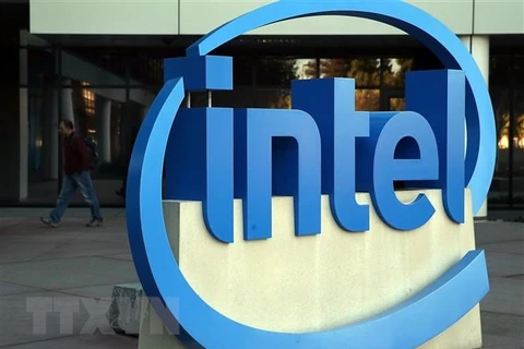 Biểu tượng Intel tại trụ sở của hãng ở Santa Clara, bang California, Mỹ. (Ảnh: AFP/TTXVN) 