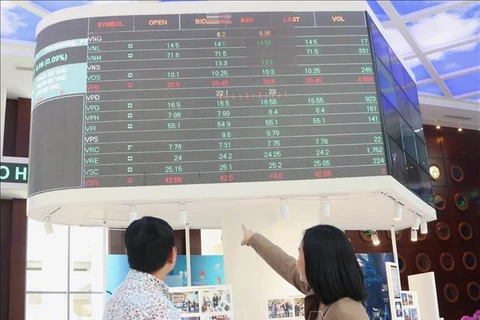 Nhà đầu tư theo dõi diễn biến thị trường chứng khoán tại Sở Giao dịch Chứng khoán Thành phố Hồ Chí Minh (HOSE). (Ảnh: Hứa Chung/TTXVN)