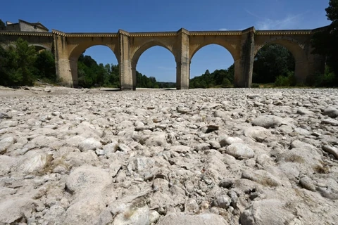 Lòng sông Gardon khô cằn gần cầu Saint-Nicolas de Campagnac ở Saint-Anastasie, miền Nam nước Pháp, sau một đợt nắng nóng ập đến vào tháng 6/2022. (Ảnh: AFP)
