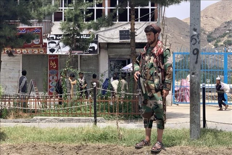Lực lượng Taliban gác tại hiện trường một vụ tấn công ở Faizabad, tỉnh Badakhshan (Afghanistan). (Ảnh: AFP/TTXVN) 