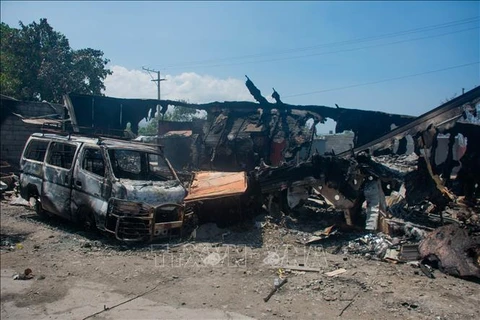 Các phương tiện bị đốt cháy trong bạo lực băng nhóm ở thủ đô Port-au-Prince, Haiti, ngày 25/3/2024. (Ảnh: AFP/TTXVN) 