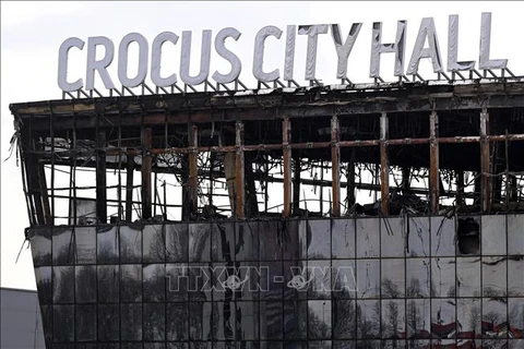 Trung tâm Crocus City Hall ở ngoại ô Moskva, Nga cháy rụi sau vụ tấn công khủng bố, ngày 26/3/2024. (Ảnh: AFP/TTXVN)