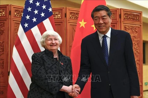Bộ trưởng Tài chính Mỹ Janet Yellen (trái) hội kiến Phó Thủ tướng Trung Quốc Hà Lập Phong tại Quảng Châu, tỉnh Quảng Đông ngày 5/4/2024. (Ảnh: AFP/TTXVN)